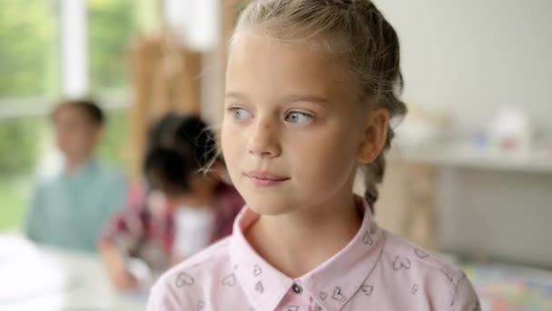 Uma Menina Bonita Está Posando Para Câmera Escola Arte Moderna — Vídeo de Stock