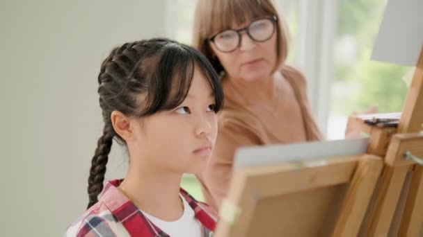 Una Hermosa Chica Asiática Estudio Dibujo Escuela Arte Moderno — Vídeos de Stock