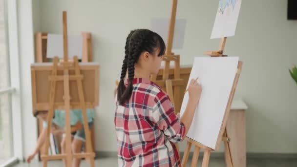 Niño Dibujando Sobre Caballete Escuela Arte Moderno — Vídeo de stock