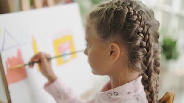Крупним Планом Маленька Дівчинка Малює Свою Картину Мольберті Сучасній Художній — стокове відео