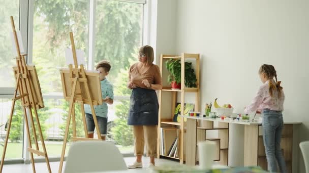 Niños Estudiando Escuela Arte Moderno Con Profesor — Vídeo de stock