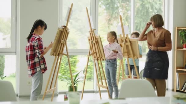 Niños Pintando Escuela Arte Moderno Con Profesor — Vídeo de stock