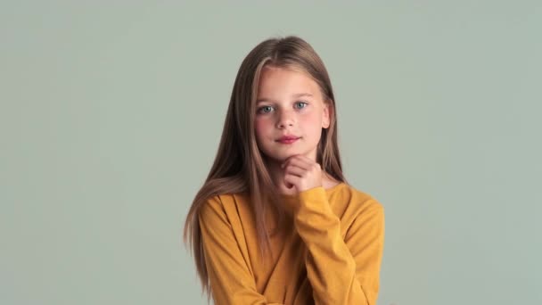 Una Pequeña Chica Hermosa Ponderando Pie Aislado Sobre Pared Gris — Vídeos de Stock