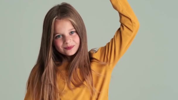 Een Klein Mooi Meisje Poseren Terwijl Staan Geïsoleerd Grijze Muur — Stockvideo