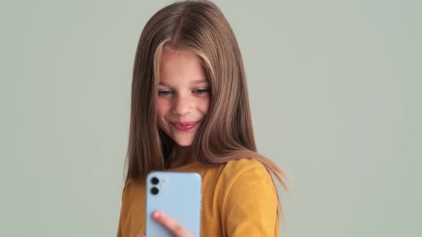 Ein Schönes Kleines Mädchen Macht Selfie Fotos Mit Ihrem Handy — Stockvideo