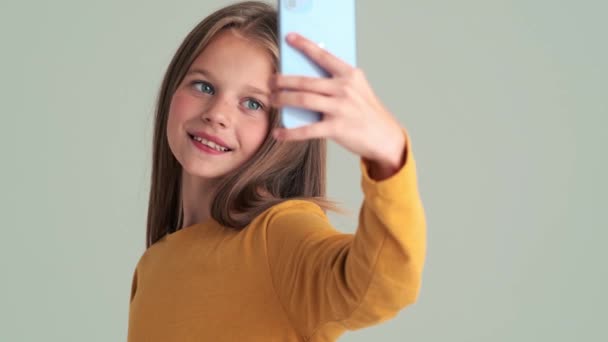 Ganska Trevlig Liten Flicka Tar Selfie Foto Med Sin Mobil — Stockvideo