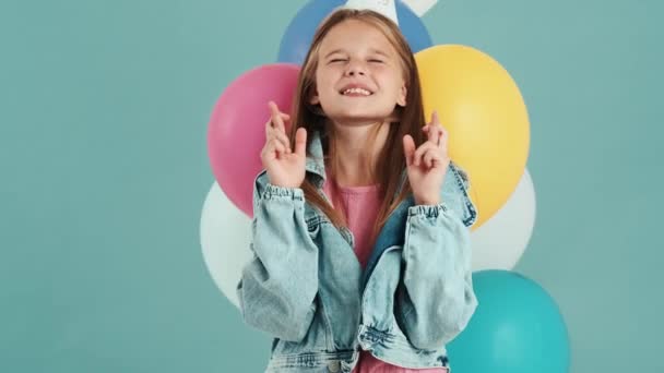 Усміхнена Маленька Дівчинка День Народження Робить Бажання Перетинаючи Пальці Стоячи — стокове відео