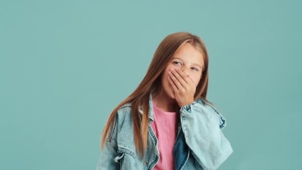 Uma Menina Sonolenta Entediada Vestindo Jaqueta Jeans Bocejando Isolada Sobre — Vídeo de Stock