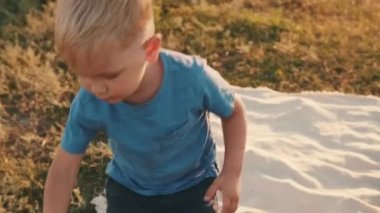 Oğlunun, babasının piknik sepetini dışarı çıkarışını yakından çek.