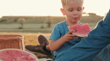 Piknikte karpuz yiyen bir çocuğun yakın çekim görüntüsü