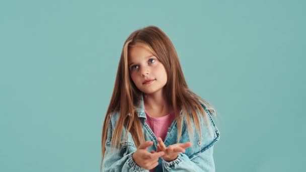 Seorang Gadis Kecil Yang Serius Mengenakan Jaket Jins Mengandalkan Jari — Stok Video