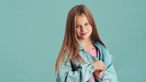 Una Niña Positiva Con Chaqueta Vaquera Mirando Cámara Pie Aislada — Vídeos de Stock