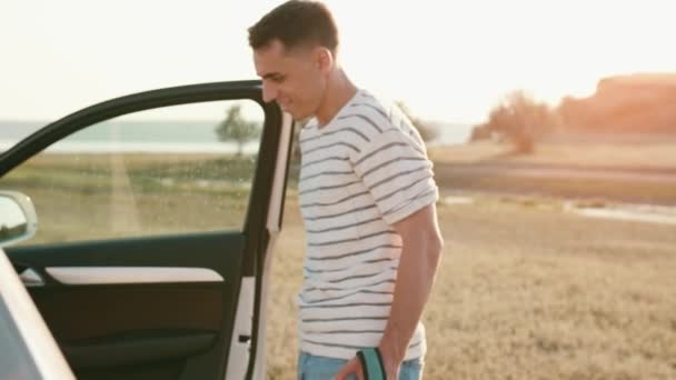 Padre Maravilloso Ayuda Hijo Salir Del Coche Cierra Puerta Detrás — Vídeo de stock