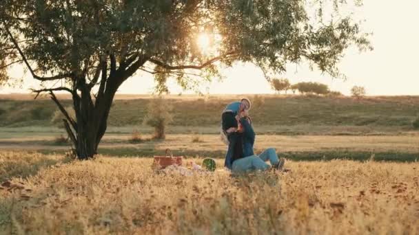 Vater Zieht Sohn Bei Picknick Groß — Stockvideo