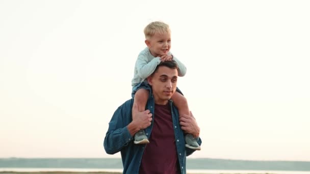 Father Talking Walking His Son Sitting His Shoulders Nature — Stock Video