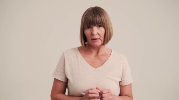 Een Beledigde Volwassen Vrouw Met Bob Kapsel Kijken Naar Camera — Stockvideo
