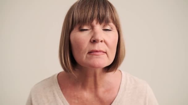 Une Vue Rapprochée Femme Mûre Souriante Avec Coiffure Bob Toucher — Video