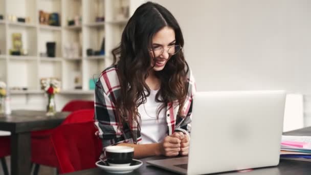 Egy Mosolygó Dolgozik Laptopjával Videóhívást Tart Kávézóban — Stock videók