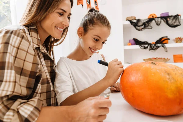 Madre Figlia Bianche Sorridenti Mentre Fanno Zucca Halloween Insieme Casa — Foto Stock