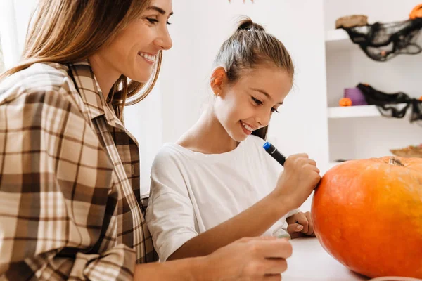 Madre Figlia Bianche Sorridenti Mentre Fanno Zucca Halloween Insieme Casa — Foto Stock