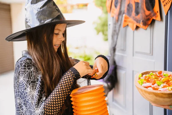 Ragazza Bianca Che Indossa Costume Strega Dolcetto Scherzetto Durante Halloween — Foto Stock