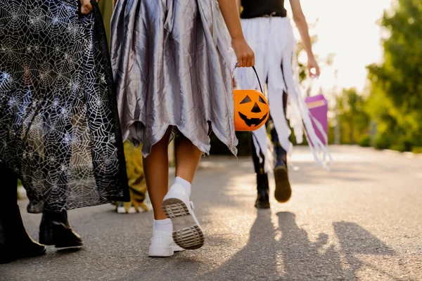 Bambini Bianchi Costumi Halloween Che Camminano Strada Durante Dolcetto Scherzetto — Foto Stock