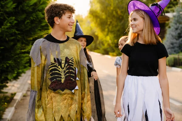 Bambini Bianchi Sorridenti Mentre Vanno Dolcetto Scherzetto Durante Halloween All — Foto Stock