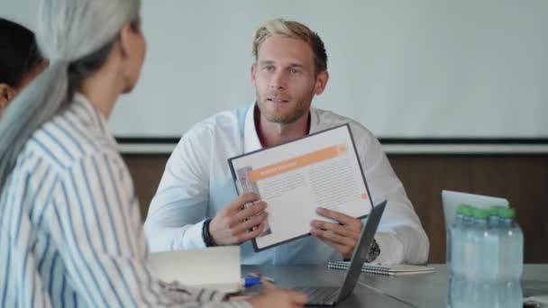 Gruppo Persone Sedute Ufficio Che Discutono Progetti Mentre Lavorano Durante — Video Stock