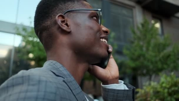 Usmívající Africký Podnikatel Mluví Svém Mobilu Zatímco Stojí Venku Budovy — Stock video