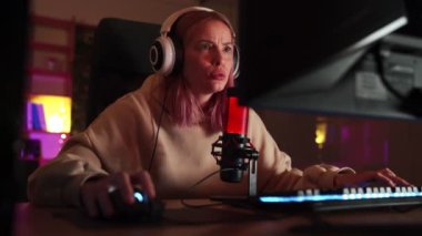 Oyun oynayan bir kız bilgisayar başında heyecanla oyun oynuyor.