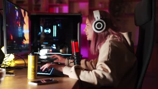 Πλευρική Άποψη Ενός Θυμωμένου Gamer Girl Παίζοντας Παιχνίδι Στον Υπολογιστή — Αρχείο Βίντεο