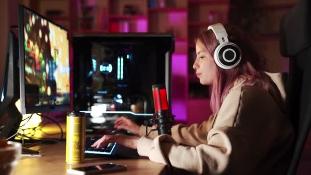 笑顔のゲーマーの女の子のサイドビューコンピュータゲームをプレイ — ストック動画