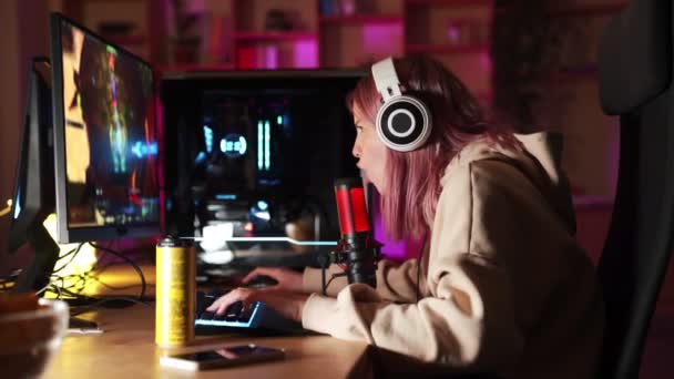 Boční Pohled Rozzlobený Hráč Dívka Křičí Při Hraní Počítačové Hry — Stock video
