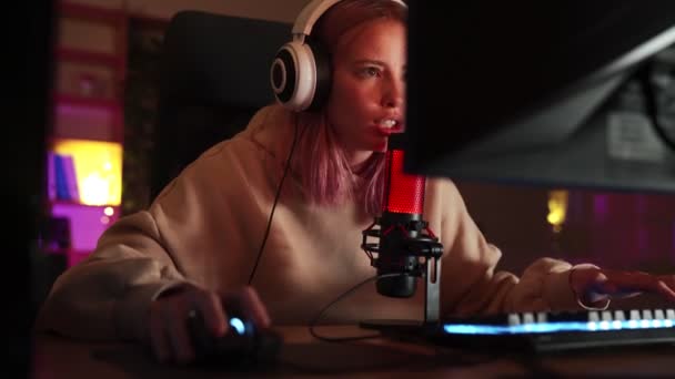 Bir Kız Oyuncu Hevesle Bilgisayarda Bir Video Oyunu Oynuyor — Stok video