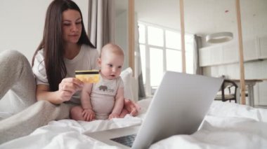 Annesi bir banka kartı numarası giriyor ve küçük çocuğu her şeyi dövmeye başlıyor.