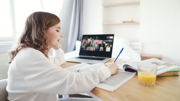 Una Vista Lateral Niña Guapa Tomando Parte Lección Línea Haciendo — Vídeos de Stock