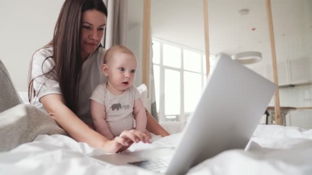 Mamma Inklusive Något Laptop Och Hennes Lilla Barn Försöker Upprepa — Stockvideo