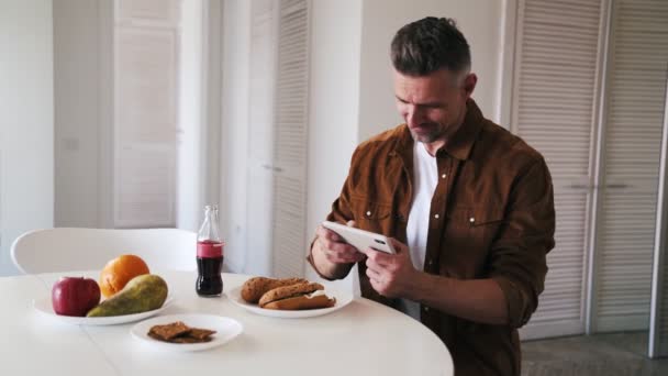 Een Lachende Volwassen Man Die Een Spelletje Aan Telefoon Speelt — Stockvideo