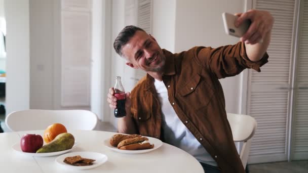 Homme Mûr Souriant Prenant Selfie Photo Nourriture Téléphone Dîner — Video