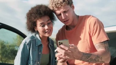 Doğada gülümseyen Afrikalı kıza giden yolu gösteren konsantre bir adam.