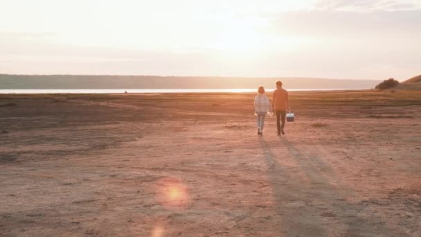 Retrovisore Una Bella Coppia Multinazionale Che All Estuario Picnic — Video Stock