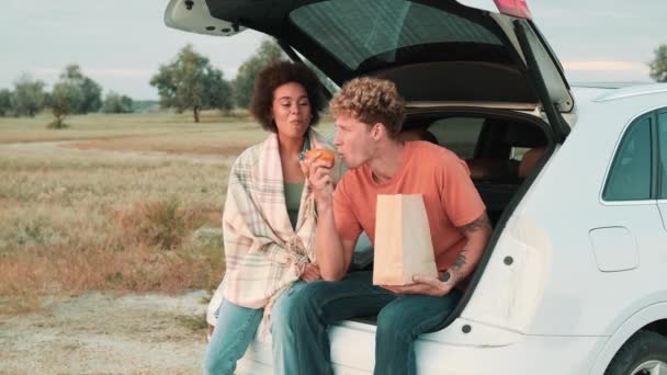 Multinational Couple Eating Peaches While Sitting Trunk Car Nature — Stock Video