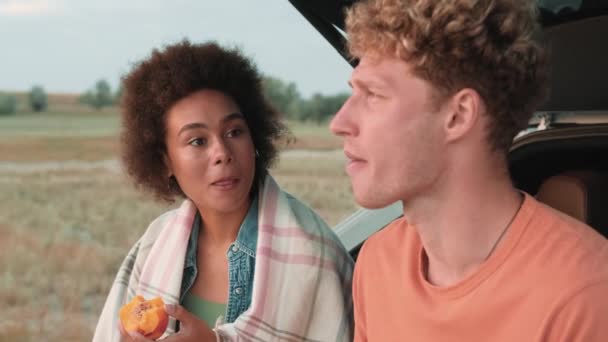 Vedere Aproape Cuplului Multinațional Care Mănâncă Piersici Vorbește Timp Stă — Videoclip de stoc