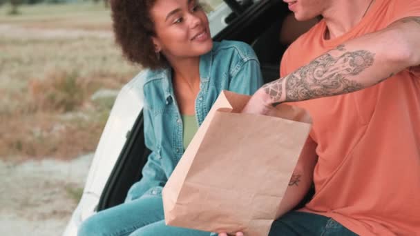 Sorrindo Homem Dando Uma Maçã Para Sua Namorada Bagageira Carro — Vídeo de Stock