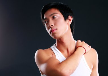 yakışıklı siyah arka plan üzerine izole Asyalı adam uygun