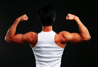 yakışıklı siyah arka plan üzerine izole Asyalı adam uygun