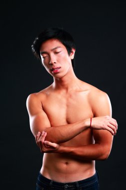 Asya yakışıklı siyah arka plan üzerine izole