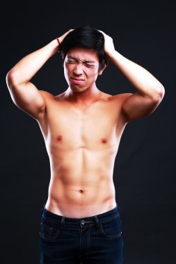 Asya yakışıklı siyah arka plan üzerine izole