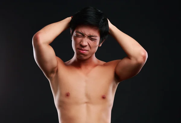Pria asia tampan terisolasi di latar belakang hitam — Stok Foto