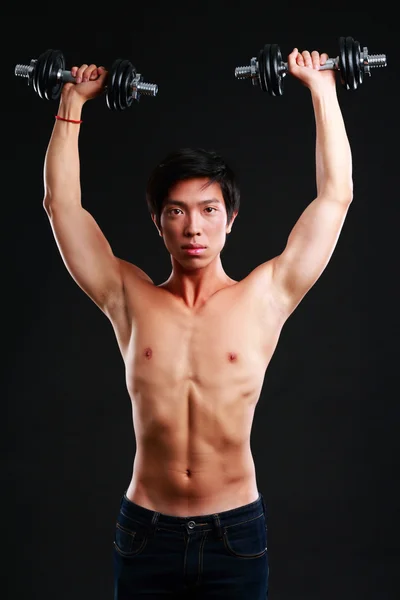 Schöner asiatischer Mann isoliert auf schwarzem Hintergrund — Stockfoto